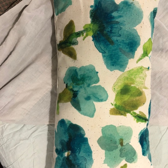 Throw pillows !! Who doesn't love pillows! - Picture 4 of 5